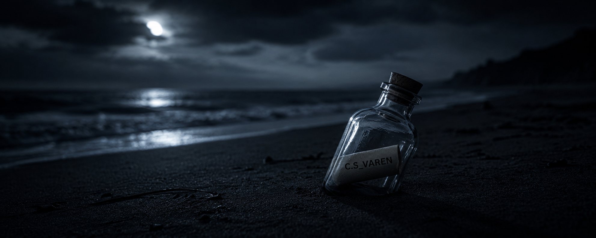 Une bouteille échouée sur le sable noir d'une plage, la nuit, sous la lune. À l'intérieur, un papier roulé porte la mention C.S_VAREN.